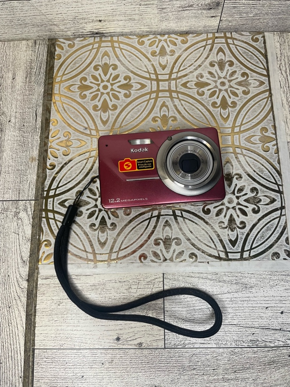 Kodak easyshare m341 12.2MP Compact PointandShoot Camera with computer cord